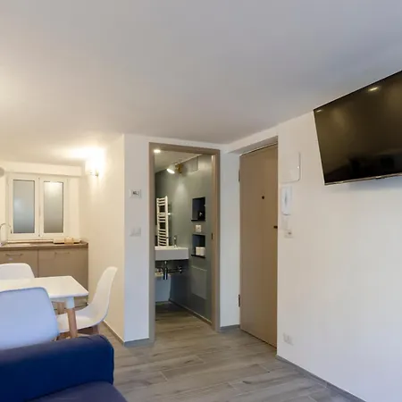 Castelli's Apartmetnts Fico 1 *